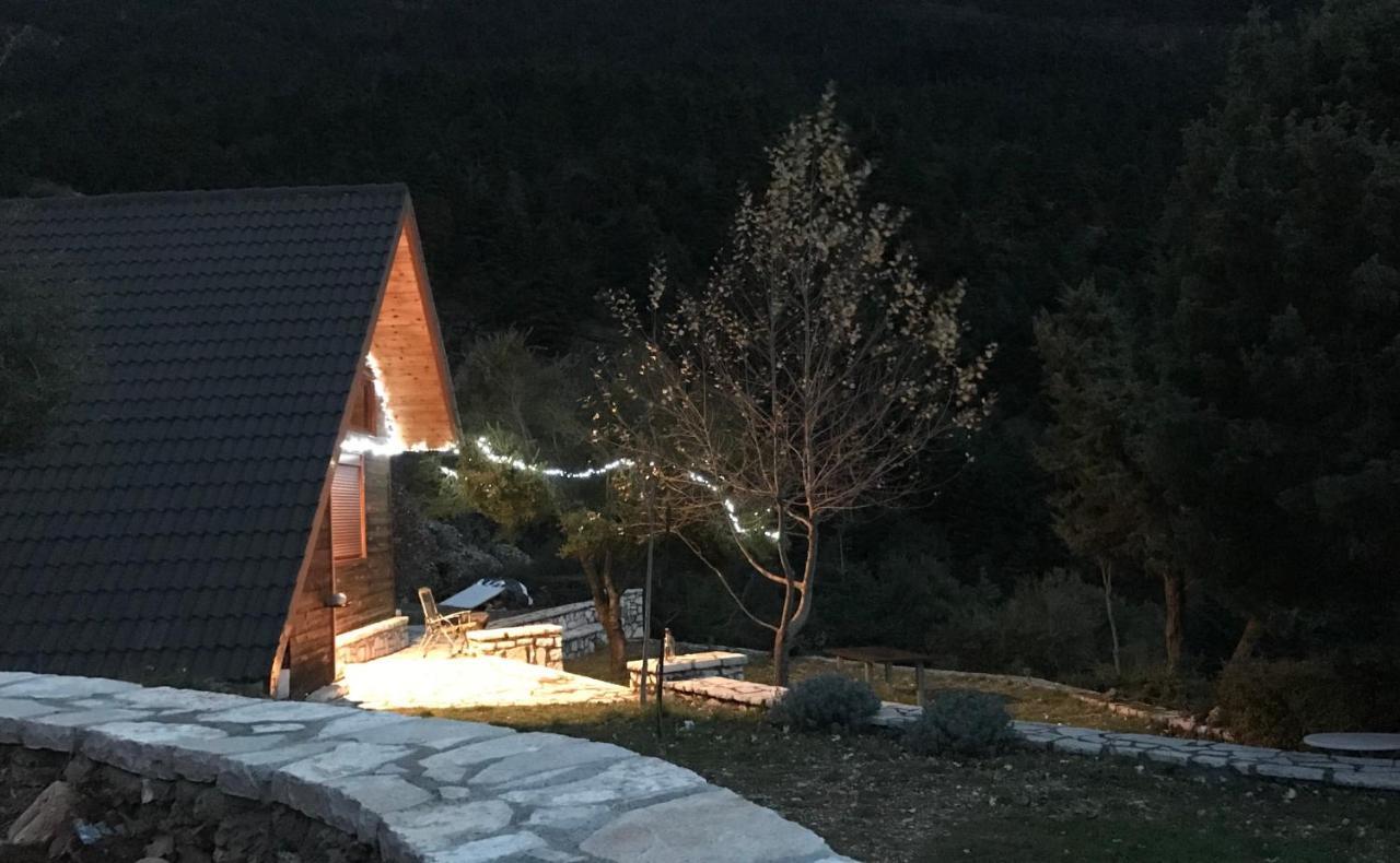Chalet In The Forest กาลาวริตา ภายนอก รูปภาพ